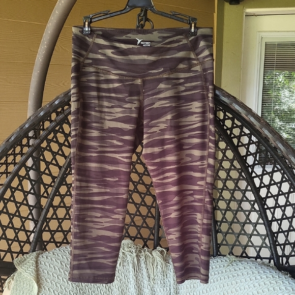 Old Navy Pants - Old Navy Active Go Dry Cropped Leggings